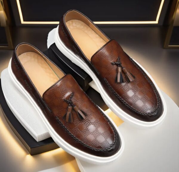 Stride Luxe Elegant Leather Loafers with Contrast Sole - Image 4